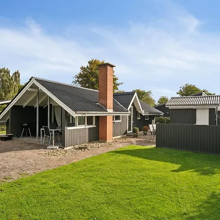 Hannah - 200m From The Sea By Interhome *