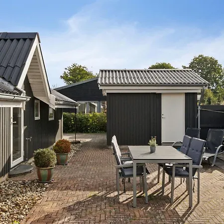 Hannah - 200m From The Sea By Interhome